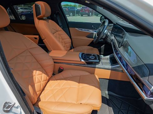 Used 2024 BMW 740i xDrive w/ Premium Package 2 AWD/4WD image 38