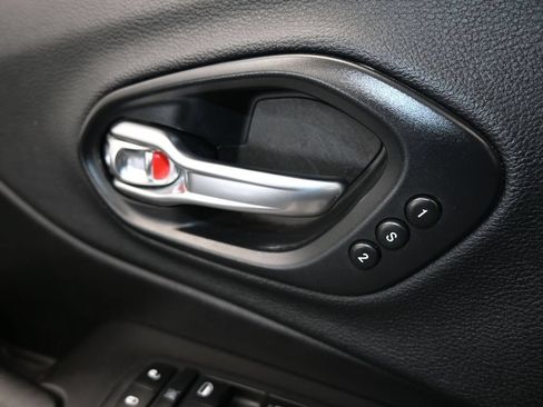 Used 2019 Jeep Cherokee Limited FWD image 13