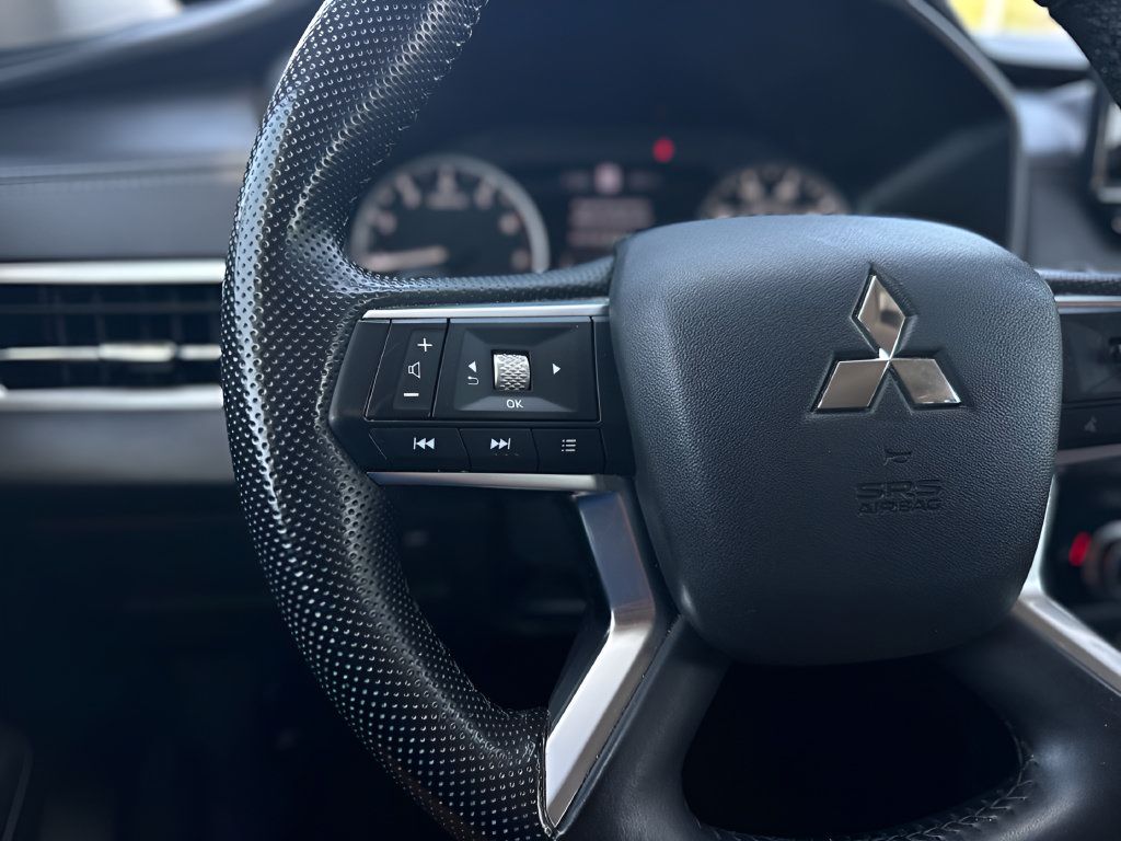 Used 2024 Mitsubishi Outlander SE Black Edition AWD/4WD image 13