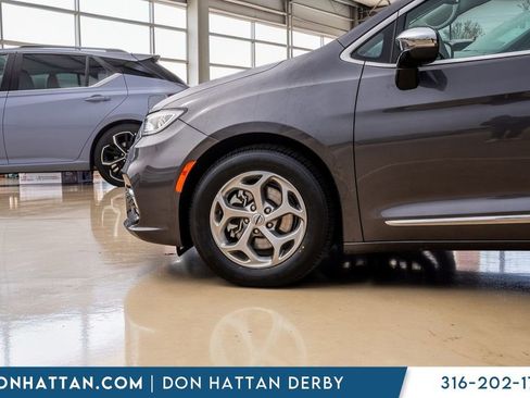 Used 2023 Chrysler Pacifica Limited image 26