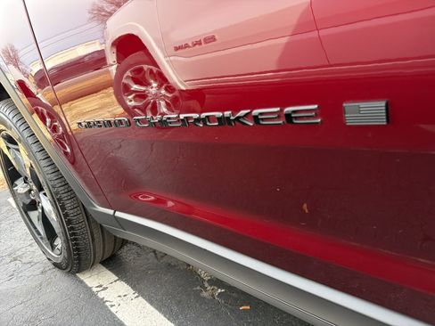 Certified 2025 Jeep Grand Cherokee Limited w/ Luxury Tech Group II image 40