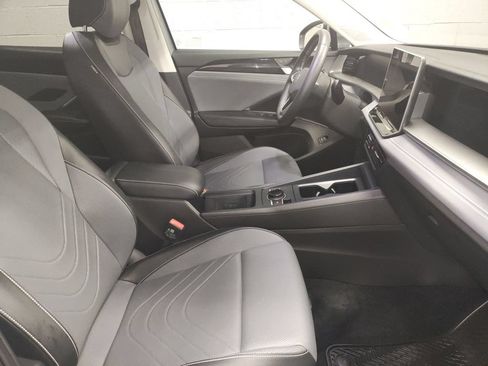 Used 2025 Volkswagen Tiguan SE AWD/4WD image 7