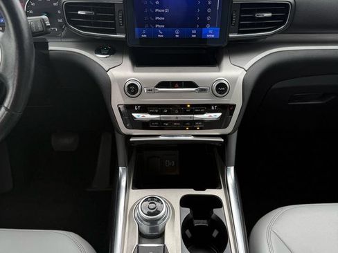 Used 2021 Ford Explorer XLT w/ Equipment Group 202A AWD/4WD image 18