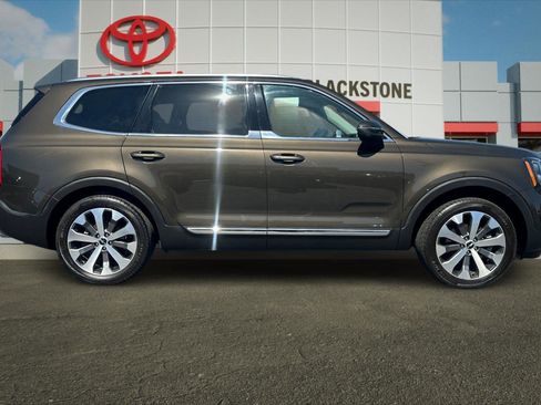 Used 2022 Kia Telluride EX w/ EX Premium Package FWD image 2