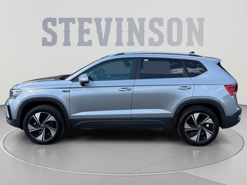 Used 2024 Volkswagen Taos SE AWD/4WD image 2