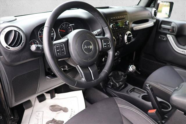 Used 2016 Jeep Wrangler Unlimited Sahara w/ Connectivity Group AWD/4WD image 10