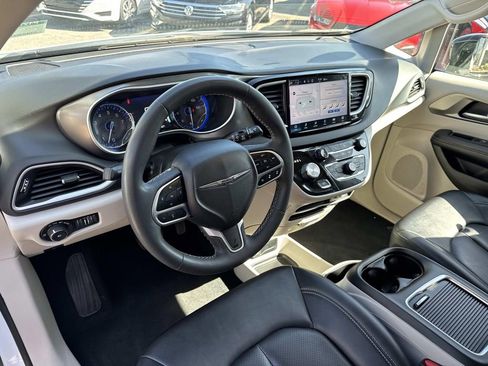 Used 2024 Chrysler Pacifica Touring-L FWD image 19