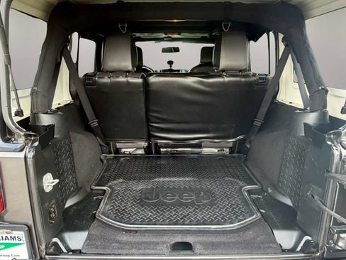 Used 2018 Jeep Wrangler Unlimited Sahara AWD/4WD image 31
