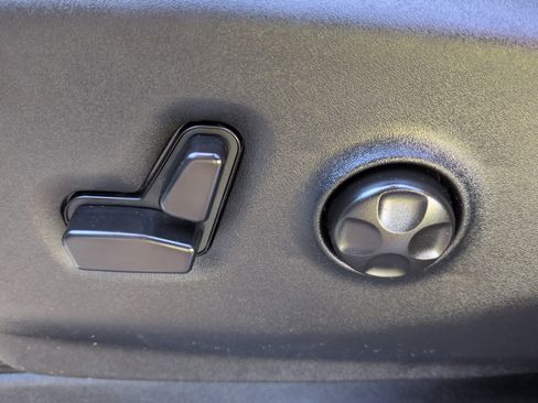 Used 2025 Chrysler Pacifica Limited FWD image 30