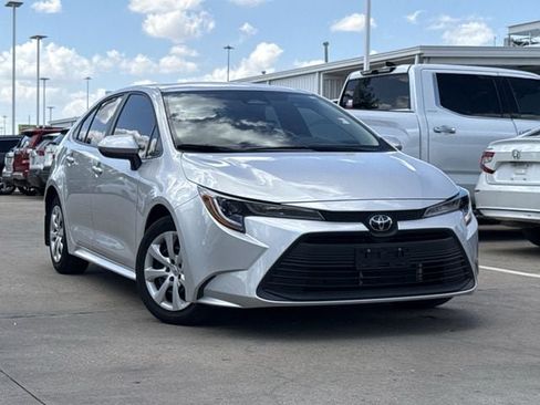 Used 2025 Toyota Corolla LE FWD image 2