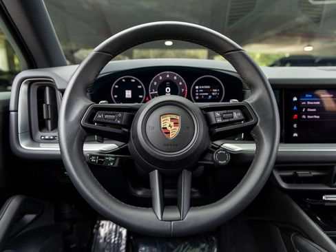 Certified 2025 Porsche Cayenne AWD/4WD image 29