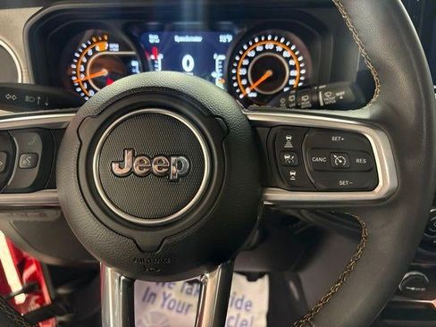 Used 2025 Jeep Wrangler Unlimited Sahara AWD/4WD image 16