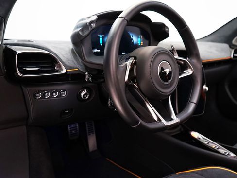 Used 2025 McLaren Artura Spider image 14