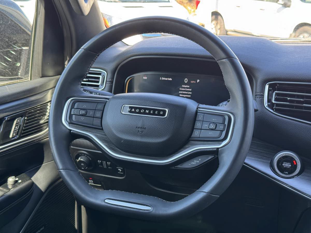 Used 2024 Jeep Wagoneer L Series II RWD image 25