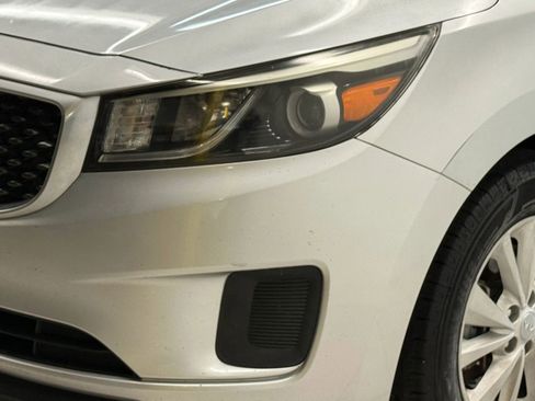 Used 2017 Kia Sedona LX image 4