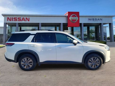 Used 2025 Nissan Pathfinder SV FWD image 3