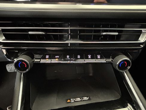 Used 2025 Chevrolet Traverse LT w/ Sun and Wheel Package image 16