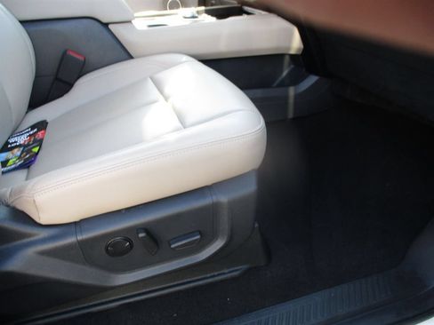 Used 2024 Ford Expedition XLT RWD image 8