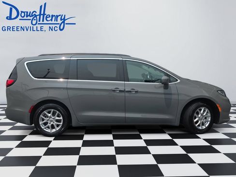 Used 2022 Chrysler Pacifica Touring-L FWD image 6