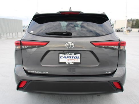 Used 2022 Toyota Highlander XLE image 4