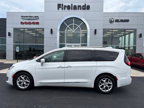 Used 2017 Chrysler Pacifica Touring-L Plus w/ Tire & Wheel Group FWD image 2