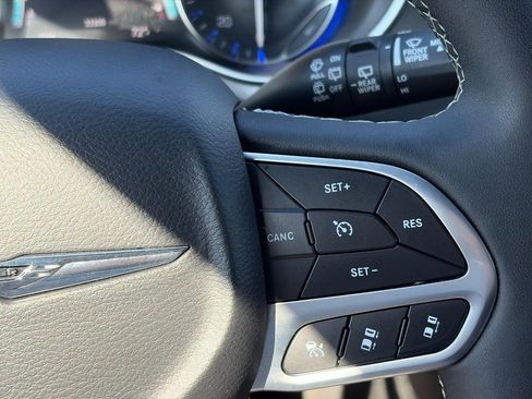 Used 2025 Chrysler Pacifica Select FWD image 25