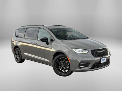Used 2025 Chrysler Pacifica Limited w/ Uconnect Theater Family Group AWD/4WD image 5
