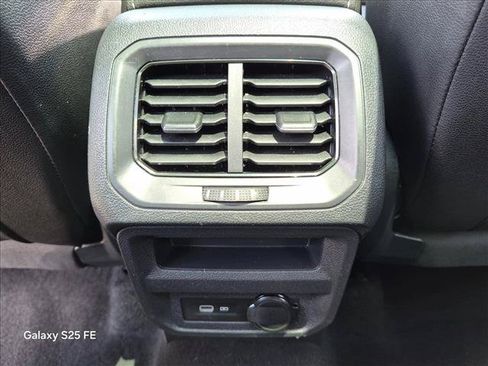 Used 2023 Volkswagen Tiguan SE w/ Panoramic Sunroof Package FWD image 17