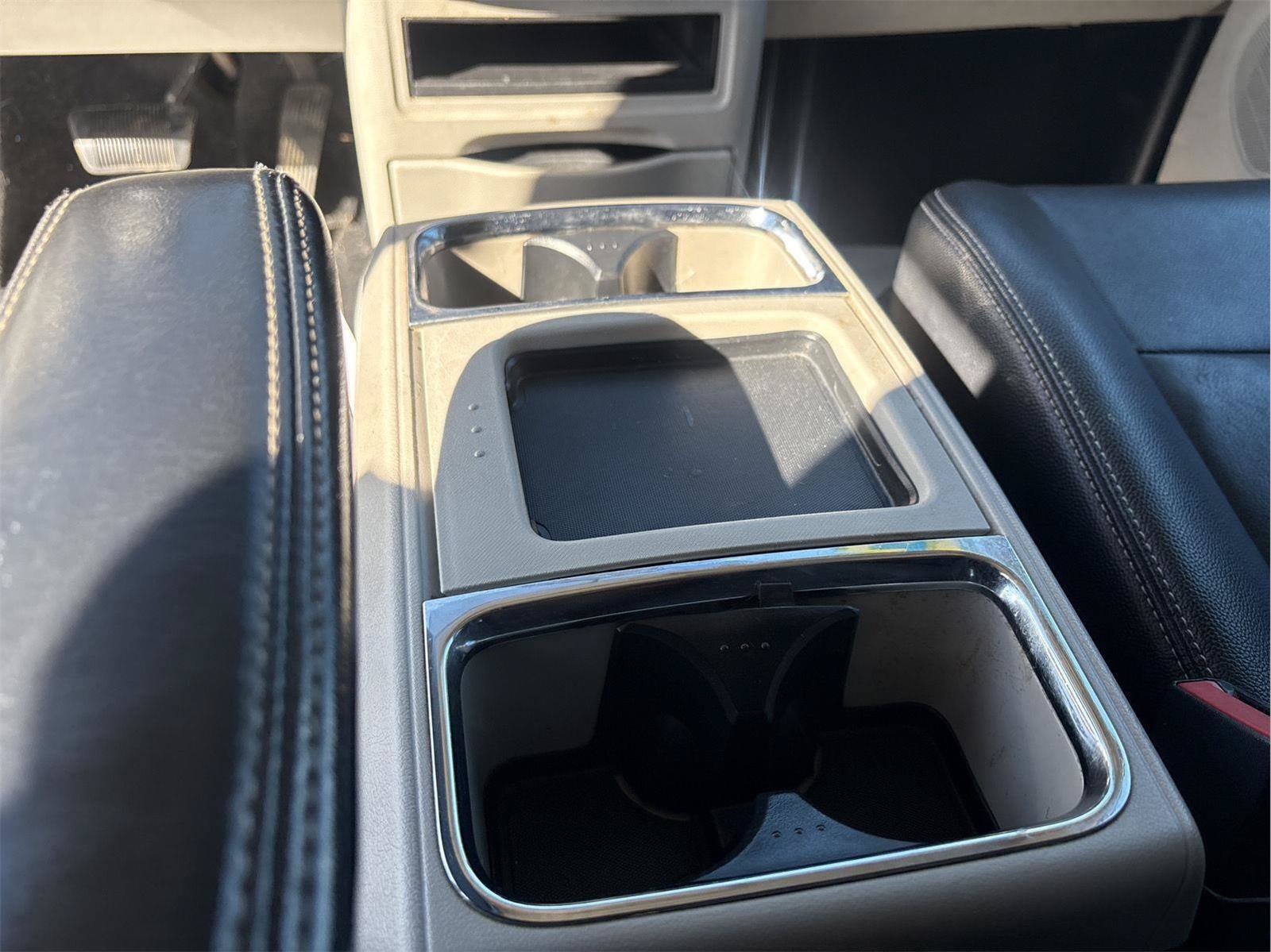 Used 2015 Chrysler Town & Country Touring FWD image 19