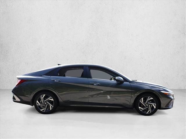 Used 2026 Hyundai Elantra Limited FWD image 4