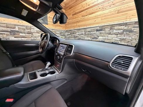Used 2018 Jeep Grand Cherokee Laredo AWD/4WD image 15