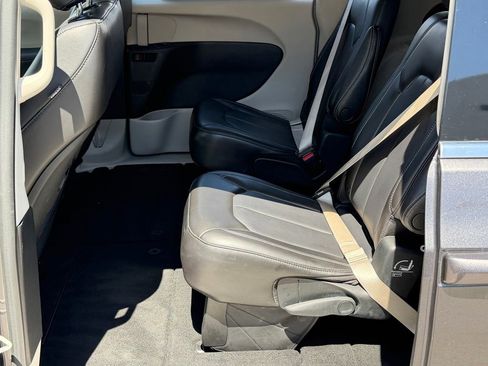 Used 2023 Chrysler Pacifica Touring-L FWD image 19
