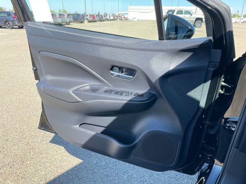 Used 2025 Nissan Versa SV image 18