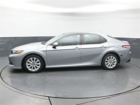 Used 2020 Toyota Camry LE image 2