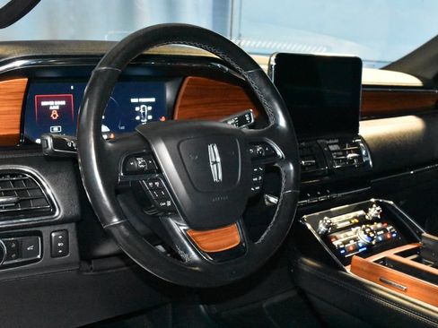 Used 2019 Lincoln Navigator Reserve AWD/4WD image 2