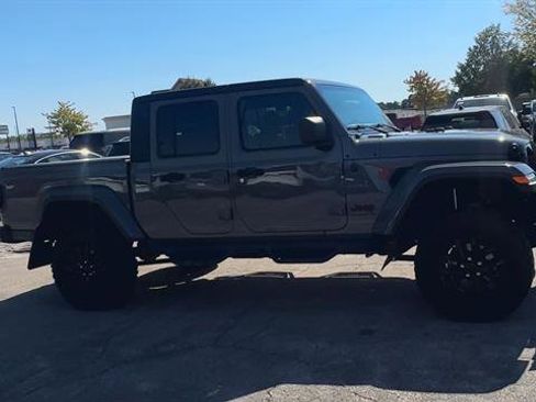Used 2022 Jeep Gladiator Sport image 2