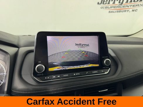 Used 2025 Nissan Rogue SV image 3