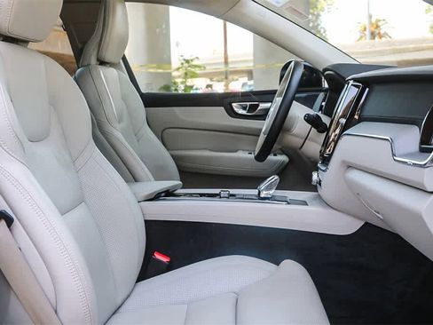 Used 2024 Volvo XC60 B5 Ultimate image 17