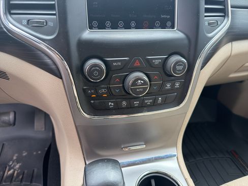 Used 2019 Jeep Grand Cherokee Laredo RWD image 16