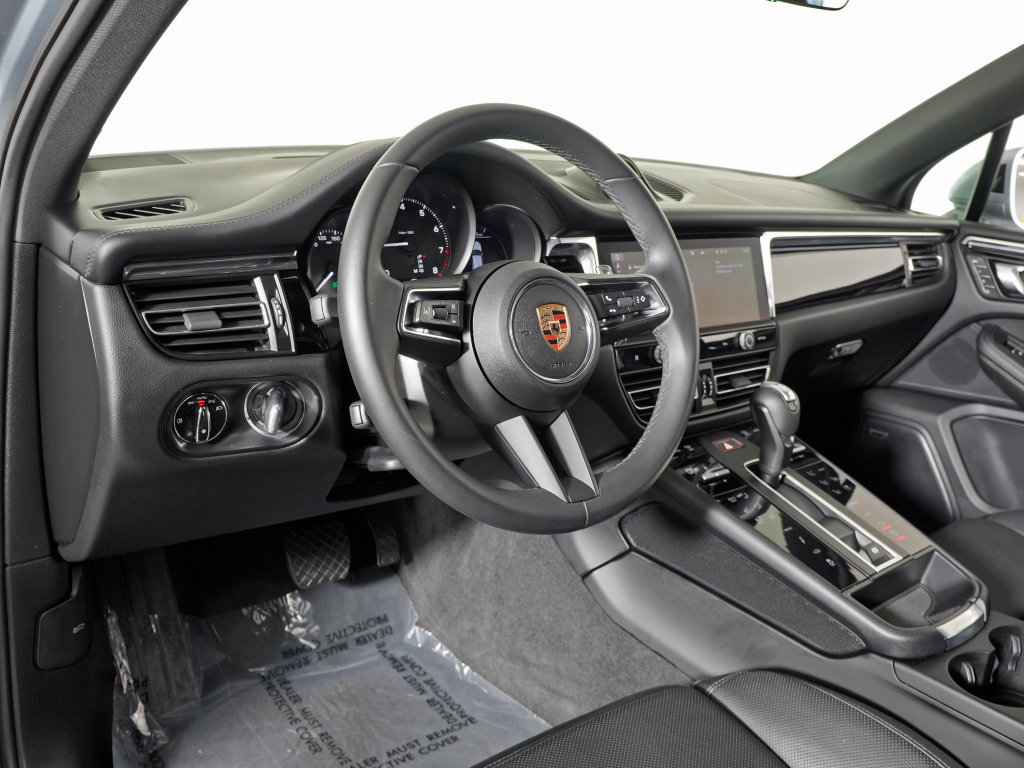 Certified 2025 Porsche Macan w/ Premium Package Plus AWD/4WD image 4