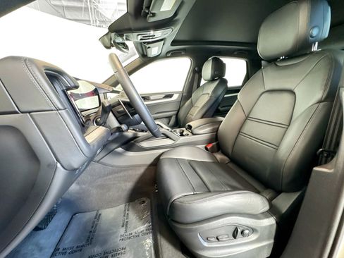 Used 2025 Porsche Cayenne image 5