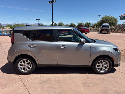 Certified 2025 Kia Soul LX FWD image 9