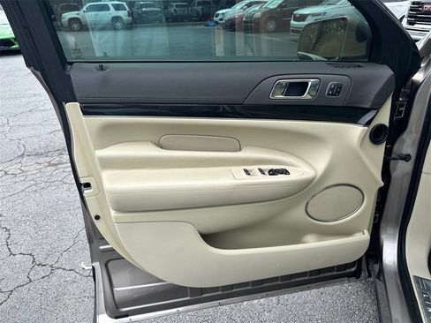 Used 2019 Lincoln MKT AWD image 11