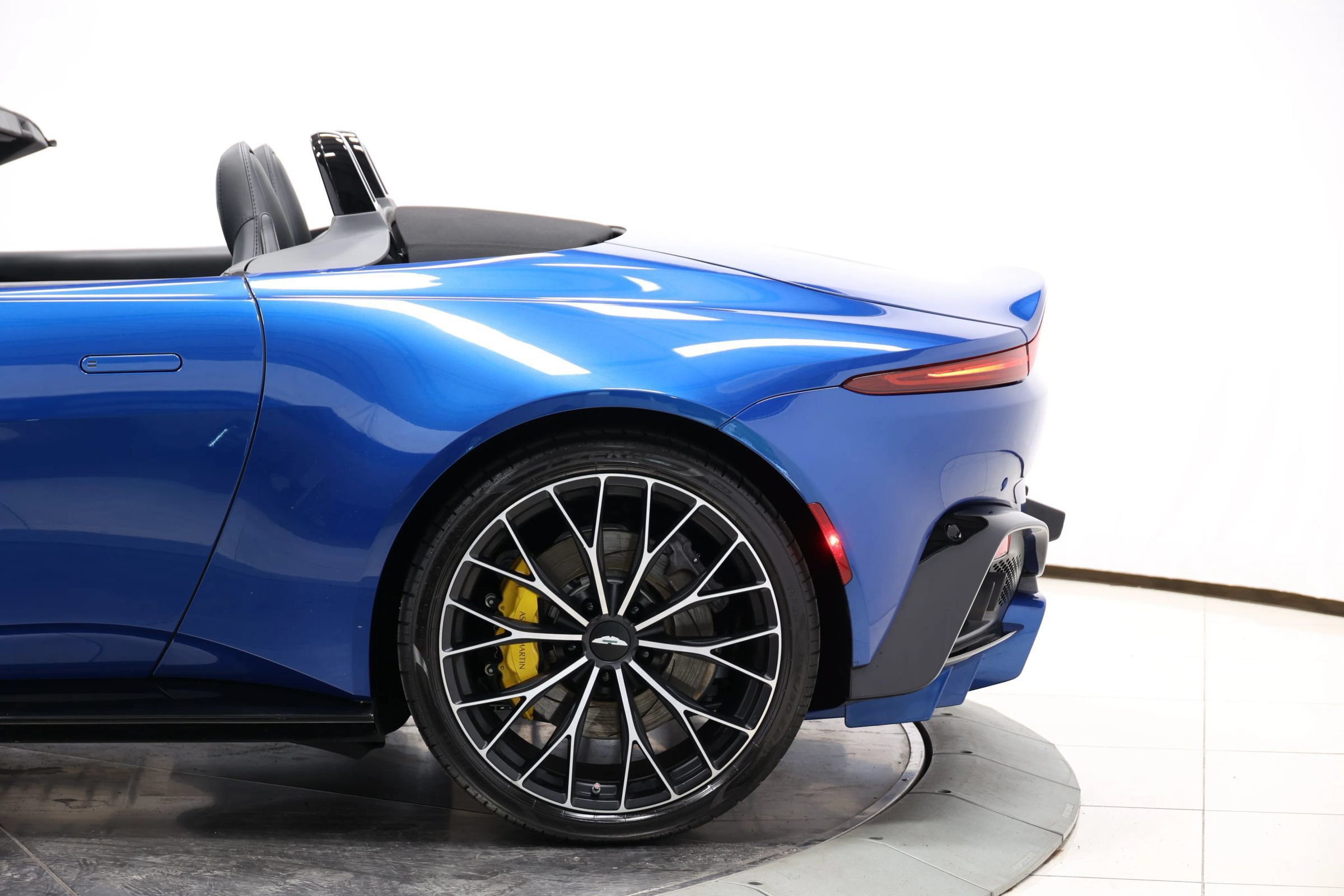 Used 2023 Aston Martin V8 Vantage Roadster RWD image 11