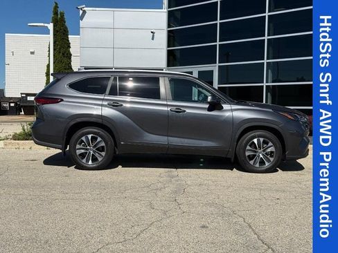 Used 2023 Toyota Highlander XLE AWD/4WD image 2