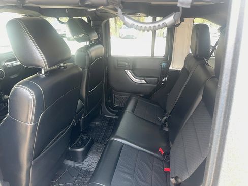 Used 2012 Jeep Wrangler Unlimited Rubicon image 10