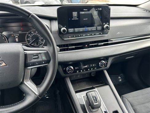 Used 2024 Mitsubishi Outlander SE image 18