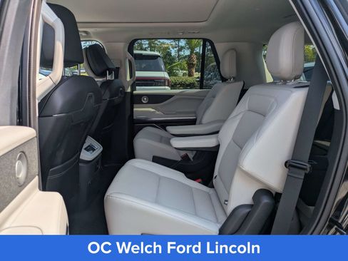 Certified 2025 Lincoln Navigator Reserve AWD/4WD image 9