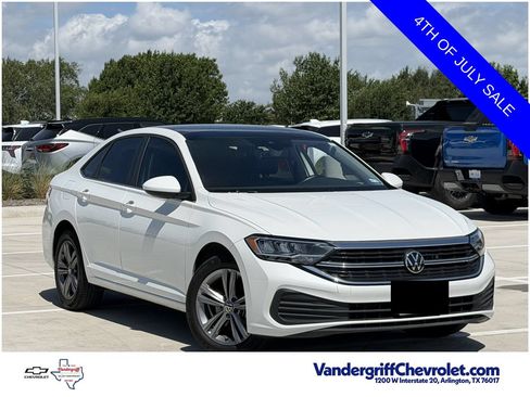 Used 2024 Volkswagen Jetta SE FWD image 2