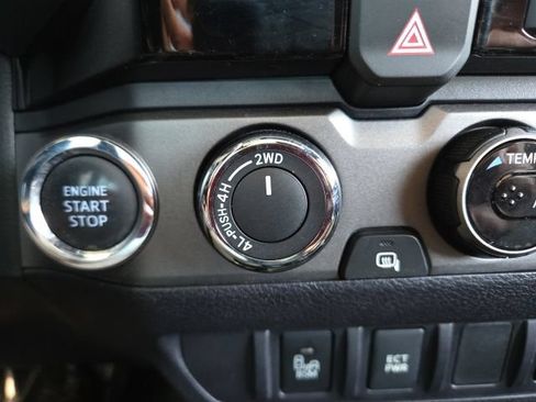 Used 2017 Toyota Tacoma TRD Sport AWD/4WD image 10